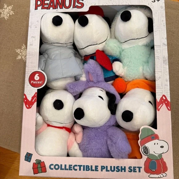 New in box Peanuts Snoopy Collectible Plush Set 6 pieces - Picture 2 of 3